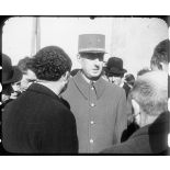 Le général de Gaulle, président du GPRF (gouvernement provisoire de la République française), s'entretient avec le maire et des rescapés du massacre d'Oradour-sur-Glane.