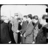 Le général de Gaulle, président du GPRF (gouvernement provisoire de la République française), salue des rescapés du massacre d'Oradour-sur-Glane.