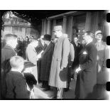 Un discours d'accueil est lu par un adolescent à l'arrivée du général de Gaulle, président du GPRF (gouvernement provisoire de la République française), en gare de Limoges.