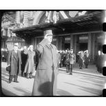 Le général de Gaulle, président du GPRF (gouvernement provisoire de la République française), à son arrivée en gare de Limoges, salue le drapeau présenté par un piquet d'honneur.