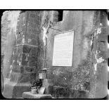 Plaque commémorative apposée sur un des murs de l'église du village martyr d'Oradour-sur-Glane, en hommage aux victimes massacrées dans ladite église le 10 juin 1944.