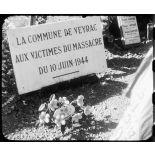 Plaque souvenir offerte par la commune de Veyrac dans le cimetière du village martyr d'Oradour-sur-Glane, en mémoire des victimes du massacre perpétré par des éléments de la division SS Das Reich le 10 juin 1944.