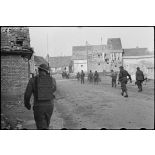 Avancée du 4e RTT dans Scheibenhardt. [description provisoire]