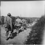 Prisonniers allemands, encadrés par des zouaves du 4e régiment de zouaves (4e RZ), sur la route de Royan.
