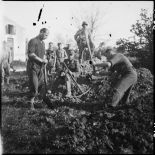 Des prisonniers allemands creusent, encadrés par des zouaves du 4e régiment de zouaves (4e RZ), dans le secteur de Royan.