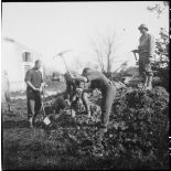Des prisonniers allemands creusent, encadrés par des zouaves du 4e régiment de zouaves (4e RZ), dans le secteur de Royan.