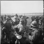 Prisonniers allemands, encadrés par des zouaves du 4e régiment de zouaves (4e RZ), sur la route de Royan.