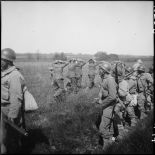 Prisonniers allemands, encadrés par des zouaves du 4e régiment de zouaves (4e RZ), sur la route de Royan.