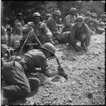 Un sapeur démineur du Génie de la 2e division blindée (2e DB) dégage une mine antichars à l'aide de sa baïonnette.