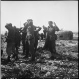 Des soldats allemands qui armaient une casemate se rendent à des zouaves du 4e régiment de zouaves (4e RZ).