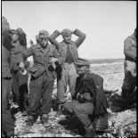 Des soldats allemands qui armaient une casemate se rendent à des zouaves du 4e régiment de zouaves (4e RZ).
