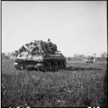 Des chasseurs de chars  M10 (ou TD M10) du Régiment blindé de fusiliers marines (RBFM) de la 2e division blindée (2e DB) progressent vers Royan.