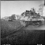 Des chasseurs de chars  M10 (ou TD M10) du Régiment blindé de fusiliers marines (RBFM) de la 2e division blindée (2e DB) progressent vers Royan.