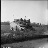 Une automitrailleuse M 20 du régiment blindé de fusiliers marins (RBFM) de la 2e division blindée (2e DB) franchit un fossé.