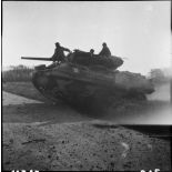 Un chasseur de chars M10 (ou TD M10) du Régiment blindé de fusiliers marins (RBFM) de la 2e division blindée (2e DB) franchit un fossé.