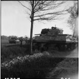 Le chasseur de chars M10 (ou TD M10) du Régiment blindé de fusiliers marins (RBF de la 2e division blindée (2e DB) franchit un fossé.