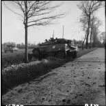 Une automitrailleuse M 20 du régiment blindé de fusiliers marins (RBFM) de la 2e division blindée (2e DB) franchit un fossé.