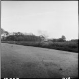 Une explosion se produit lors des combats engagés par la 2e dvision blindée (2e DB) sur la N150 vers Royan.