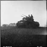 Un char léger Stuart M5A1 du 12e régiment de cuirassiers (12e RC) de la 2e division blindée (2e DB) progresse vers Royan.