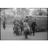 Des prisonniers de guerre libérés quittent le centre d'accueil de la gare d'Orsay dans des véhicules électriques mis à disposition.