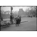 Des prisonniers de guerre libérés quittent le centre d'accueil de la gare d'Orsay à l'issue des formalités administratives.