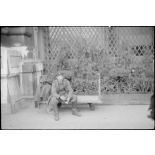 Prisonnier de guerre devant la gare d'Orsay, centre d'accueil des prisonniers de guerre libérés rapatriés.