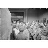 Arrivée de prisonniers de guerre libérés au centre d'accueil de la gare d'Orsay.