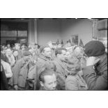 Arrivée de prisonniers de guerre libérés au centre d'accueil de la gare d'Orsay.