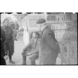 Prisonniers de guerre devant la gare d'Orsay, centre d'accueil des prisonniers de guerre libérés rapatriés.