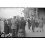 Des prisonniers de guerre libérés, arrivés au centre d'accueil de la gare d'Orsay, retrouvent leurs familles.