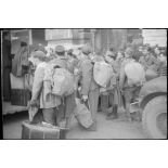 Des prisonniers de guerre libérés quittent le centre d'accueil de la gare d'Orsay à bord d'autobus.