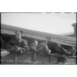 Des prisonniers de guerre libérés arrivent au cinéma Gaumont-Palace, devenu centre d'accueil.