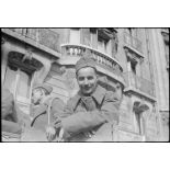 Des prisonniers de guerre libérés arrivent au cinéma Gaumont-Palace, devenu centre d'accueil.