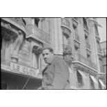 Des prisonniers de guerre libérés arrivent au cinéma Gaumont-Palace, devenu centre d'accueil.