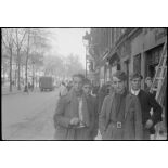 Des prisonniers de guerre libérés arrivent au cinéma Gaumont-Palace, devenu centre d'accueil.