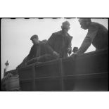 Des prisonniers de guerre libérés quittent le centre d'accueil de la gare d'Orsay à bord de véhicules mis à disposition.