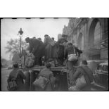 Des prisonniers de guerre libérés quittent le centre d'accueil de la gare d'Orsay à bord de camions mis à disposition.