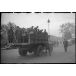 Des prisonniers de guerre libérés quittent le centre d'accueil de la gare d'Orsay à bord de camions mis à disposition.