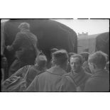 Des prisonniers de guerre libérés quittent le centre d'accueil de la gare d'Orsay à bord de camions.