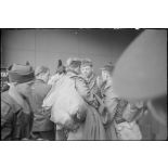 Arrivée de prisonniers de guerre libérés au centre d'accueil de la gare d'Orsay.