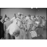 Arrivée de prisonniers de guerre libérés au centre d'accueil de la gare d'Orsay.