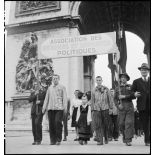 Cortège d'une délégation d'une association d'internés et de déportés politiques à l'Arc de Triomphe.