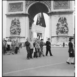 Cortège d'une délégation d'une association d'internés et de déportés politiques à l'Arc de Triomphe.