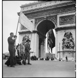 Cortège d'une délégation d'une association d'internés et de déportés politiques à l'Arc de Triomphe.