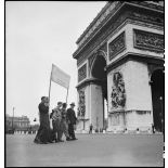 Cortège d'une délégation d'une association d'internés et de déportés politiques à l'Arc de Triomphe.