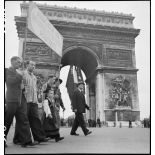 Cortège d'une délégation d'une association d'internés et de déportés politiques à l'Arc de Triomphe.