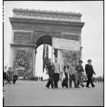 Cortège d'une délégation d'une association d'internés et de déportés politiques à l'Arc de Triomphe.