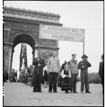 Cortège d'une délégation d'une association d'internés et de déportés politiques à l'Arc de Triomphe.