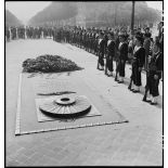 Piquet d'honneur autour de la tombe du Soldat inconnu.