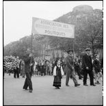 Cortège d'une délégation d'une association d'internés et de déportés politiques.